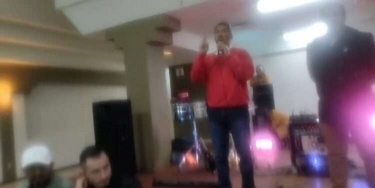 Intervención del profesor Juan Pérez en posada navideña de Luis Navarro
