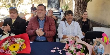 Emotivo acto para despedir de la docencia a María Chávez Pérez