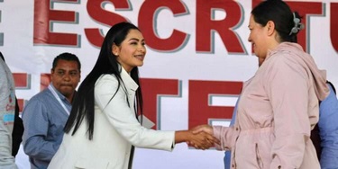 Entrega Araceli Saucedo Reyes escrituras a familias del Fraccionamiento Bicentenario en Santa Clara del Cobre