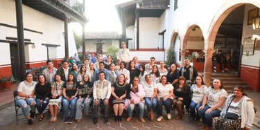 Agradecen artesanas michoacanas a Antonio García certificación de diseños en textil para exportación