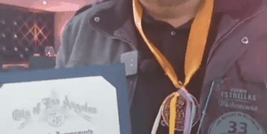 Tavito Chávez Aguirre recibe premio como mejor presidente municipal migrante