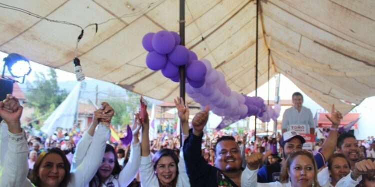 Lleno total en el cierre de Tavito Chávez