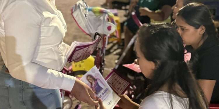 Isabel López Arroyo visita las colonias: el Tinijaro y  Villas del Pedregal