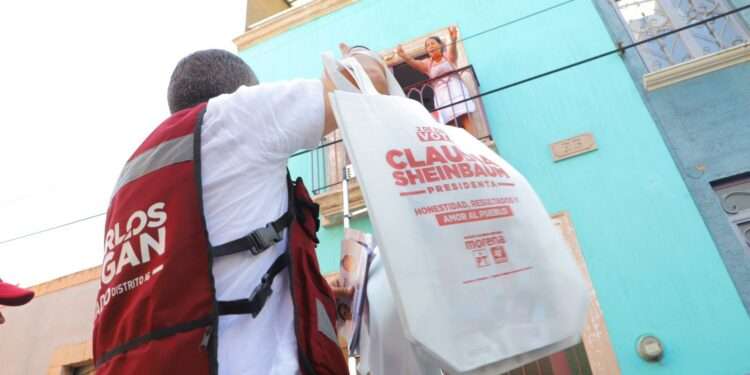Mano a mano y casa por casa Barragán visitó todo el Distrito 16