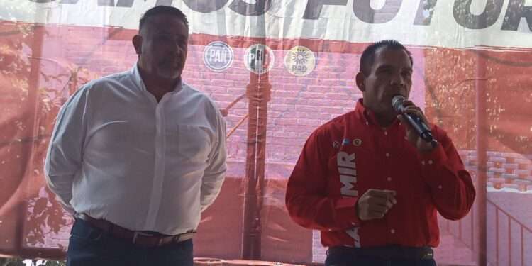 Bladimir González candidato a la presidencia municipal de Tarímbaro, recibe el liderazgo de Roberto Cardenas