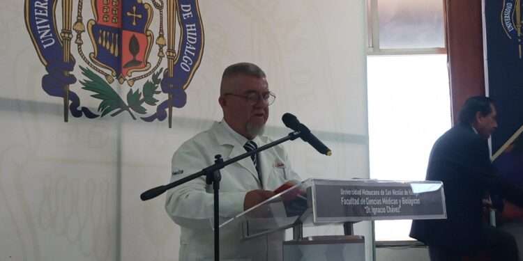 Dr. Luis Francisco del Toro Lugo recibe reconocimiento de la A.C de Ex alumnos de la Facultad de Ciencias Médicas y Biológicas.