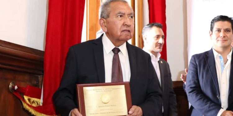 Entrega de Presea ” Manuel Buendía ” al colega y amigo, Ignacio Roque Madriz