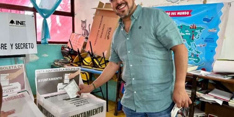 Chava Cortés emite su voto y reconoce el esfuerzo ciudadano para organizar la jornada electoral