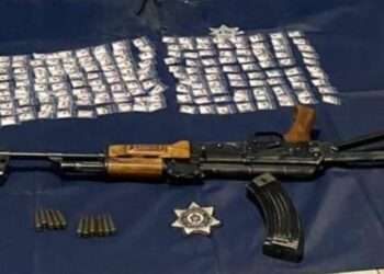 Son dtenidos 2 hombres con arma de fuego y 187 dosis de droga en Tangamandapio