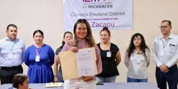 Recibe Mónica Valdez constancia de mayoría como presidenta electa de Zacapu