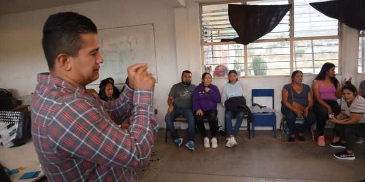 Llega Víctor Zurita a la colonia Los Ángeles con su Caravana de Servicios gratuitos