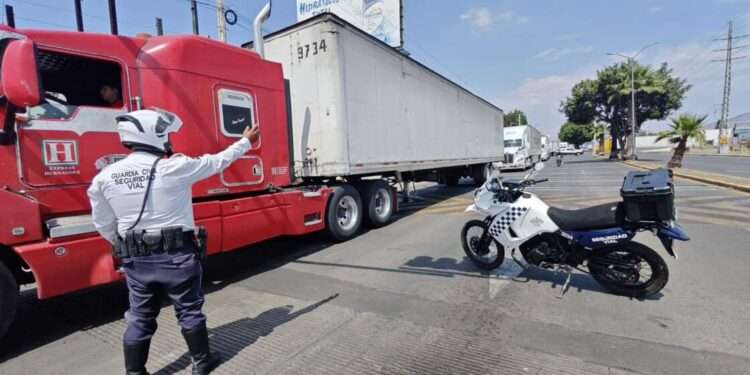 Después de 7 horas de bloqueo de vialidades dan respuestas a demandas de policías