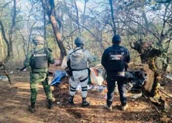 Aseguran 6 Vehículos Robados, Arma y Explosivos en Chilchota, Michoacán