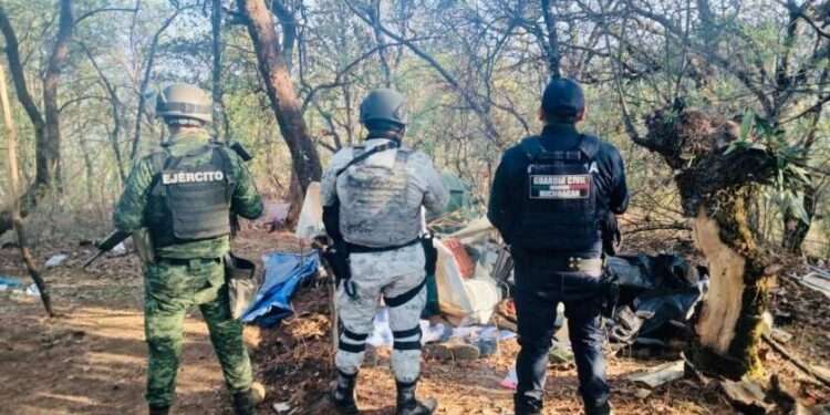 Aseguran 6 Vehículos Robados, Arma y Explosivos en Chilchota, Michoacán