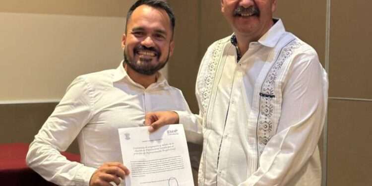 Recibe Hugo Rangel constancia de diputado local por el comisionado nacional del Partido del Trabajo