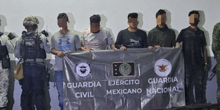 Comando armado de 5 hombres es detenido con 16 armas y 6 vehículos en Buenavista