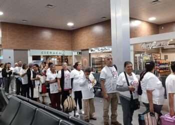 Arriba segundo grupo de Corazones Mensajeros a Los Ángeles, California