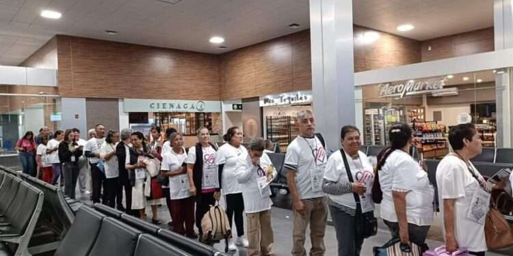 Arriba segundo grupo de Corazones Mensajeros a Los Ángeles, California