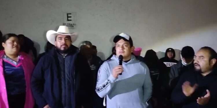 Candidatos opositores y habitantes de Tlalpujahua instalan plantón afuera de Junta Municipal IEM