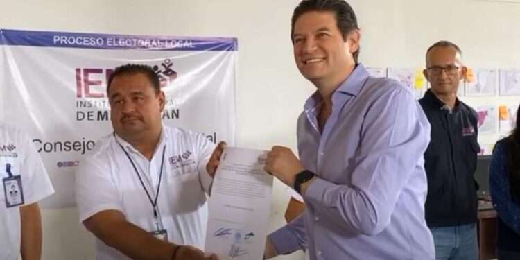 Recibe Alfonso Martínez, constancia de mayoría como Presidente electo