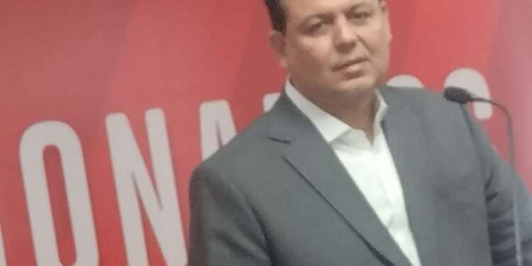 Aquí estamos los que queremos al PRI; allá los que buscan chamba: Memo Valencia.