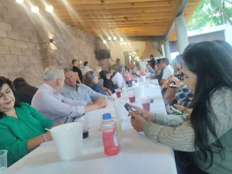 Carlos Torres Piña convive con el equipo que lo acompañó y apoyó en su campaña