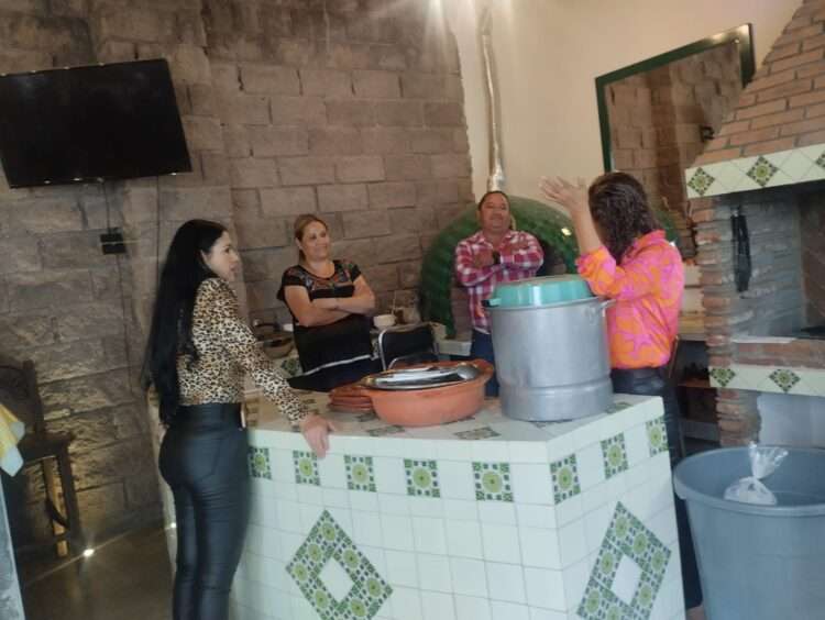 Carlos Torres Piña convive con el equipo que lo acompañó y apoyó en su campaña