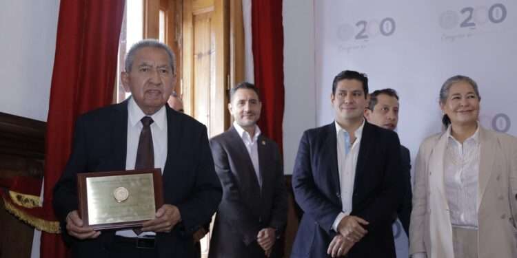 Celebra Ernesto Núñez entrega de Mérito Periodístico a Ignacio Roque Madriz