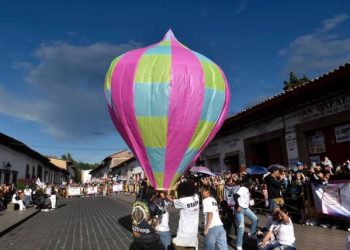 Se pintó de colores el cielo de Pátzcuaro con los globos del Cantoya Fest