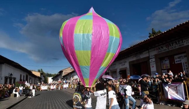 Se pintó de colores el cielo de Pátzcuaro con los globos del Cantoya Fest