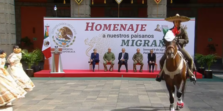 Con orgullo y alegría, migrantes disfrutaron conmemoración realizada por AMLO