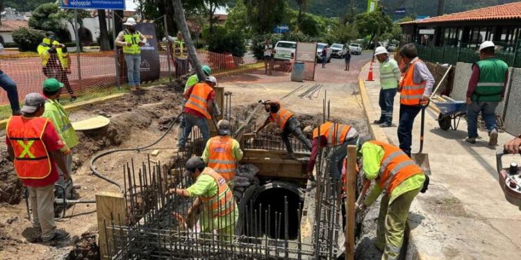 Rehabilitan entre SCOP y OOAPAS colector tras socavón en avenida Camelinas de Morelia