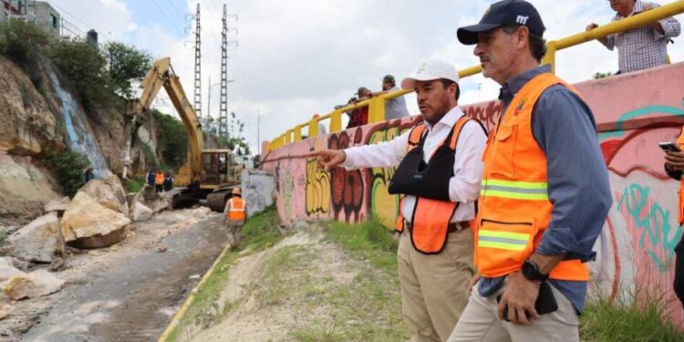 Retira Gobierno de Morelia material desprendido del talud en la av. Guadalupe Victoria