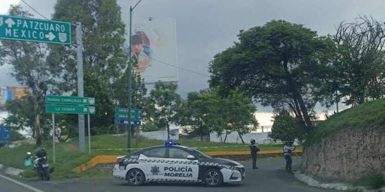 Atiende Policía Morelia reporte de persona que se colgó de un árbol de un jardín publico