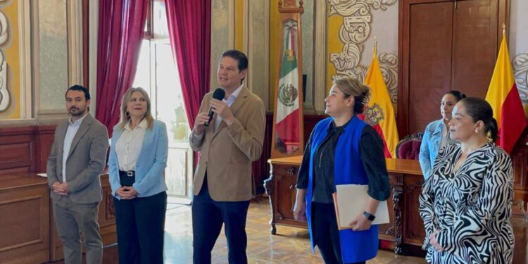 Entrega Alfonso Martínez terminales de pago a Papeleros Unidos de Michoacán