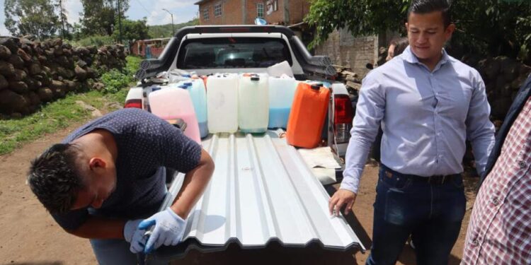 Continúa Víctor Zurita con la entrega de láminas y productos de limpieza a favor de las y los morelianos