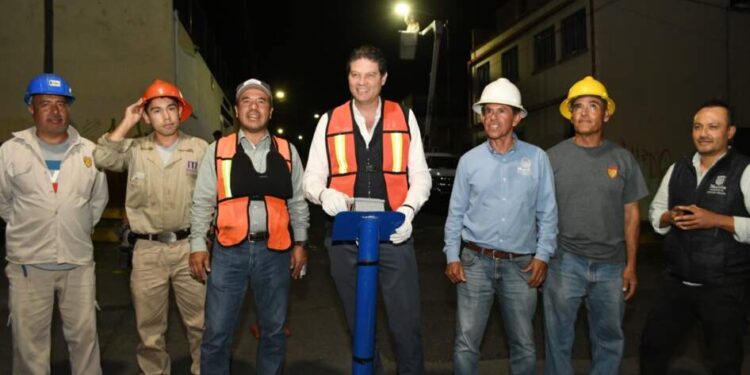 Alfonso Martínez instala luminarias en la colonia Independencia