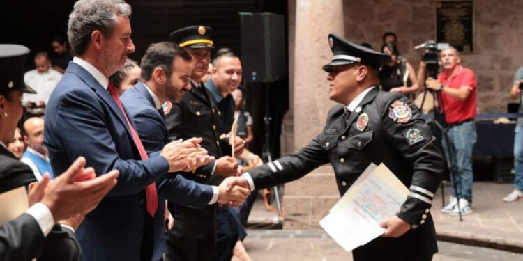 Reconocen bomberos municipales el respaldo incondicional de Alfonso Martínez