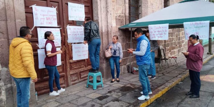 Trabajadores toman por tiempo indefinido las oficinas centrales de la Secretaría de Salud de Michoacán