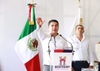 Asegura Pablo Varona más y mejores servicios que propicien ahorro y energía en Huetamo