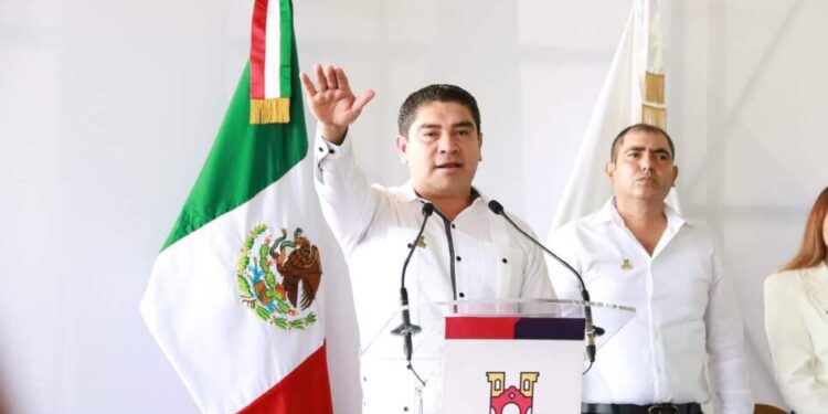 Asegura Pablo Varona más y mejores servicios que propicien ahorro y energía en Huetamo