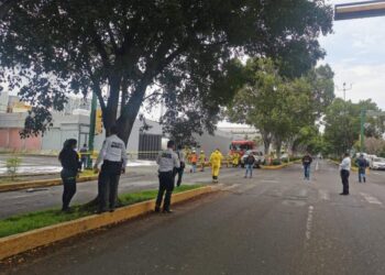 Policía Morelia, Bomberos y Protección Civil Municipal controlan fuga de ácido en embotelladora de Calzada La Huerta