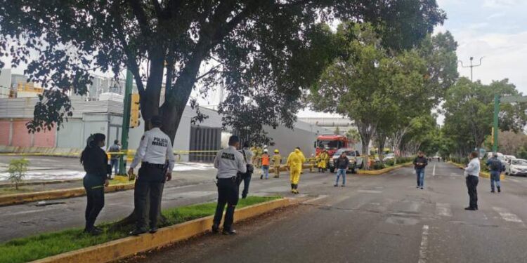 Policía Morelia, Bomberos y Protección Civil Municipal controlan fuga de ácido en embotelladora de Calzada La Huerta