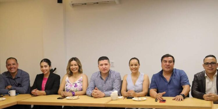El tema de salud le preocupa y mantiene ocupado al Diputado Vicente Gómez en el distrito XIX