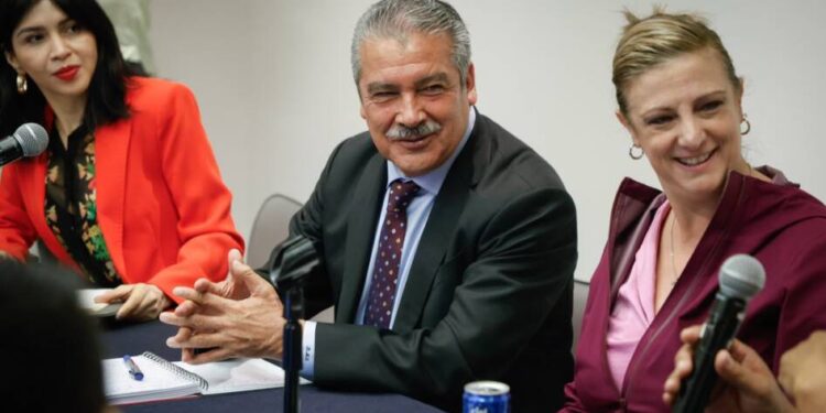 Va Morón junto al magisterio por fortalecimiento de la educación en México