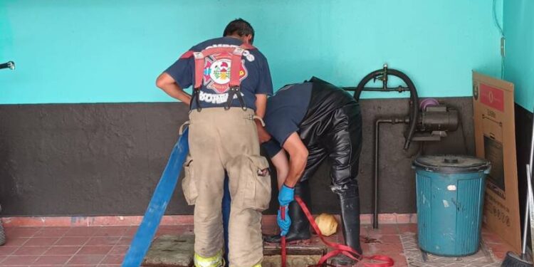 Protección Civil Morelia apoya a familias con limpieza de aljibes