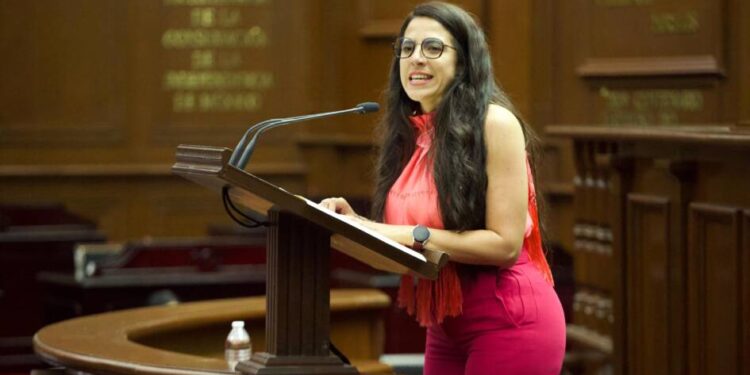 Se despide Diputada Bugarini del ex presidente Andrés Manuel López Obrador a nombre de la bancada de Morena