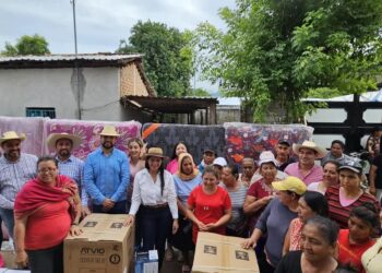 El nuevo PRD, humano y solidario entrega en Huetamo víveres a damnificados por Huracán “John”