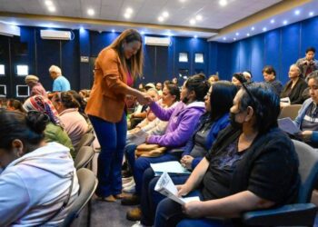 Mónica Valdez entrega apoyos a mujeres con cáncer de Zacapu