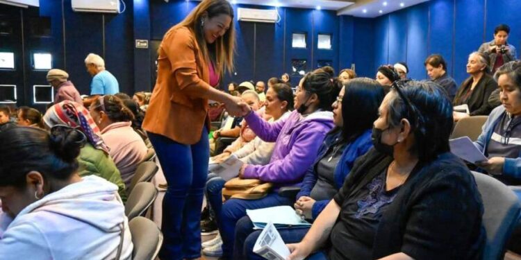 Mónica Valdez entrega apoyos a mujeres con cáncer de Zacapu